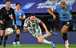 Đứt mạch 8 trận sạch lưới và Messi mắc lỗi, Argentina thua trắng Uruguay