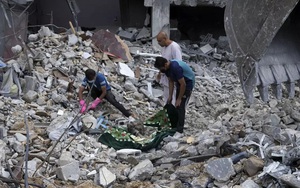 Israel ném bom khắp nơi, hàng nghìn thi thể bị chôn vùi, không có lối thoát cho người di tản ở Gaza