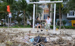 Rác bủa vây bờ biển Đà Nẵng sau mưa lớn