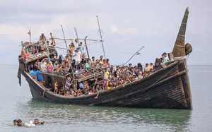 Chiếc thuyền gỗ chở hàng trăm người trôi dạt trên biển liều mình đến một quốc gia thuộc Đông Nam Á