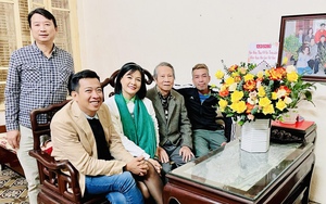 Tặng hoa quà Ngày Nhà giáo Việt Nam 20/11: "Các nghề khác được nhận, sao nghề giáo lại không?"