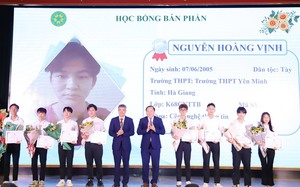 Học viện Nông nghiệp Việt Nam trao học bổng cho 10 tân sinh viên thuộc 8 tỉnh khu vực miền núi phía Bắc