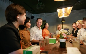 Thủ tướng Hà Lan uống cafe với các nữ doanh nhân tại Hà Nội