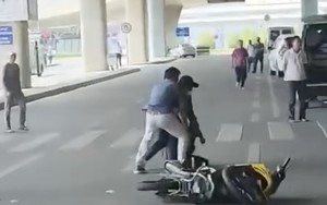 2 thanh niên lái xe máy "thông chốt" an ninh, gây náo loạn sân bay Tân Sơn Nhất