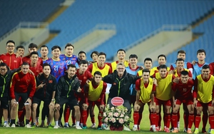 Các cầu thủ ĐT Việt Nam tri ân HLV Troussier nhân ngày nhà giáo Việt Nam