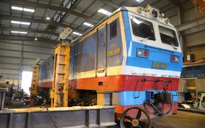Khám phá toa tàu, đầu máy của ngành đường sắt đang sửa chữa nâng cấp