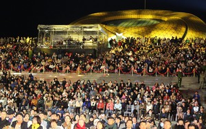 Hàng ngàn người dân Đà Lạt đến dự Liên hoan phim Việt Nam dưới cái lạnh 17 độ