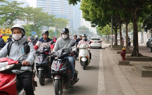 Xe máy lũ lượt đi ngược chiều trên đường Dương Đình Nghệ (Cầu Giấy, Hà Nội)