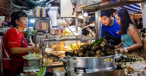 Từ hẻm chợ nhỏ trở thành phố ẩm thực kín khách ngày đêm ở TP.HCM