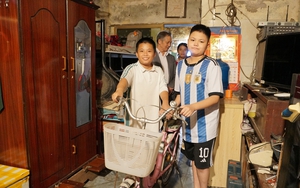 Cậu trò nghèo hân hoan đón nhận chiếc xe đạp chở hy vọng thắp sáng tương lai