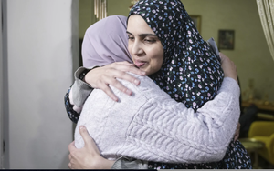 Người Palestine chào đón như anh hùng những phụ nữ và thiếu niên được thả trong thỏa thuận trao đổi tù nhân