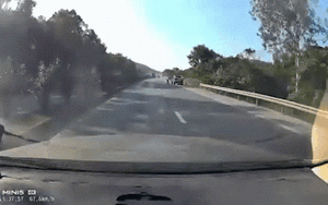 Clip NÓNG 24h: Người đàn ông cầm gậy golf "dằn mặt" xe khác trên đường quốc lộ tại Nghệ An