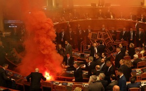 Ảnh thế giới 7 ngày qua: Đốt bom khói tại phiên họp quốc hội và mồ chôn tập thể ở Dải Gaza