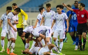 "Đi đường quyền" với Xuân Mạnh, cầu thủ Trung Quốc bị AFC phạt nặng