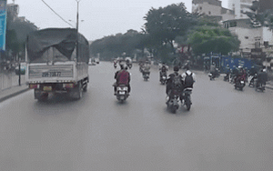 Clip NÓNG 24h: Khoảnh khắc nam sinh ngã trước đầu ô tô vì đẩy bám nhau trên đường tại Hà Nội