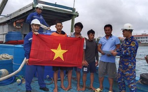 Khánh Hòa: Đoàn 129 Hải quân giúp khắc phục sự cố tàu cá, hỗ trợ ngư dân 
