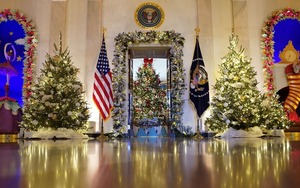 Nhà Trắng lung linh sắc màu đón Giáng sinh với 98 cây thông Noel và hơn 140.000 bóng đèn