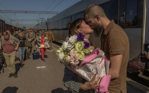 Bên trong sân ga đẫm nước mắt gần chiến tuyến khốc liệt bậc nhất ở Ukraine