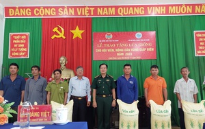 Hội Nông dân và Bộ đội Biên phòng An Giang trao tặng  lúa giống cho hội viên, nông dân vùng biên