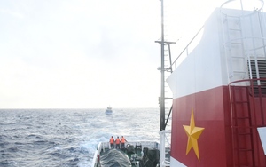 Khánh Hòa: Bộ Tư lệnh Vùng 4 Hải quân lai kéo tàu cá Bình Định bị hỏng máy về bờ