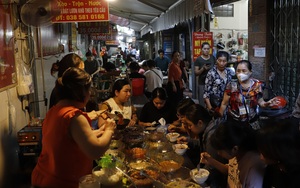 Cầm 100.000 đồng khám phá &quot;food tour&quot; tại khu chợ sầm uất bậc nhất Hà Nội