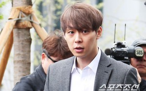 Vì bạn gái đại gia, Park Yoo Chun "làm phản" công ty quản lý?