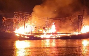 Thừa Thiên Huế: Tàu cá chở 12 ngư dân bốc cháy dữ dội khi đang đánh bắt trên biển