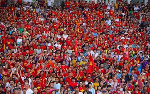 Kinh doanh qua bóng đá Việt Nam: Người vào, người ra không ngớt