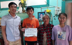 Báo Nông thôn Ngày nay/Dân Việt trao tiền cho học sinh nghèo học giỏi ở Ninh Thuận