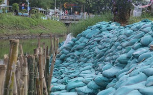 Xuất hiện hàng loạt điểm sạt lở bờ kè kênh thoát nước ở Đà Nẵng