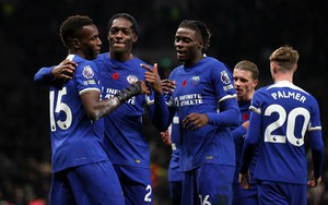 Ngược dòng đại thắng 9 người bên phía Tottenham, Chelsea cân bằng kỳ tích của M.U