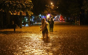 Hình ảnh Đà Nẵng khẩn trương sơ tán dân tại các khu vực ngập sâu