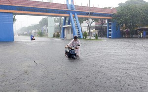 Đường ngập nước lênh láng, người dân chật vật dắt xe chết máy sau mưa lớn tại Đà Nẵng