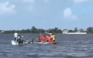 Clip NÓNG 24h: 2 đội dùng mái chèo đánh nhau trong lúc đang đua ghe ở Thừa Thiên - Huế
