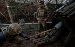 Chùm ảnh: Binh sĩ Ukraine chiến đấu đến kiệt sức khi chiến tranh bước sang mùa đông thứ 2