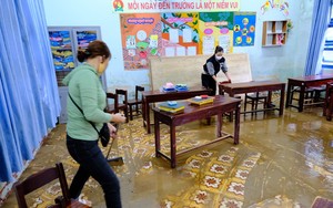 Đà Nẵng: Thầy cô tất tả dọn bùn đất tràn vào trường lớp sau mưa lớn gây ngập