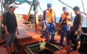 Bắt tàu đánh cá chở 50 nghìn lít dầu lậu