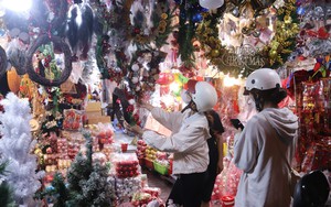 Người dân mua sắm Giáng sinh sớm, chợ đồ trang trí lớn nhất Sài Gòn sáng đèn từ đầu tháng 11