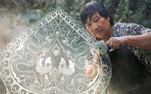 Hà Nội: Nghệ nhân giữ &quot;hồn dân tộc&quot; bừng sáng qua tranh kính điêu khắc