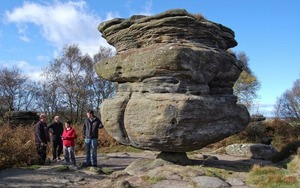Kỳ lạ khối đá nặng 200 tấn giữ thăng bằng suốt 18.000 năm trên mỏm đá cực bé