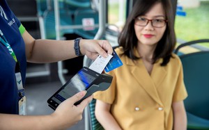 Đi xe buýt ở Hà Nội sẽ không cần trả tiền mặt