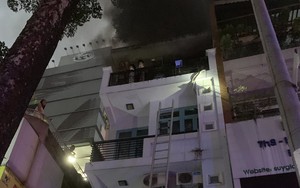 Cháy nhà dân ở TP.HCM lúc rạng sáng, 6 người ở tầng cao được cảnh sát dùng xe thang cứu thoát