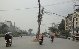 Hàng cột điện nằm giữa Quốc lộ 1A trên địa bàn huyện Thanh Trì