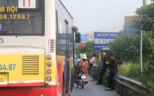 Điểm dừng xe buýt trên Quốc lộ 5 đoạn qua huyện Gia Lâm tiềm ẩn nguy cơ mất an toàn