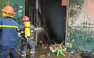 3 đơn vị chữa cháy được huy động để dập lửa vụ cháy cửa hàng cơ khí ở Hà Nội