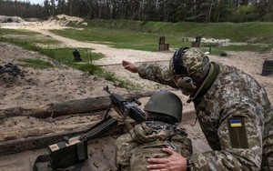Hai người lính Nga, Ukraine bị thương và cố gắng cứu nhau trong 10 ngày