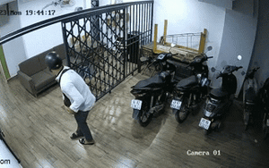 Clip NÓNG 24h: Trộm giả làm khách trọ liều lĩnh lẻn vào nhà "cuỗm" xe máy ở Thủ Đức