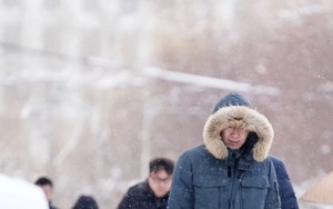 Clip: Trung Quốc cảnh báo thời tiết lạnh bất thường, khuyến cáo người dân hạn chế đi lại