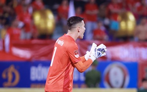 Filip Nguyễn mang găng tay cờ đỏ sao vàng trong ngày đấu Quảng Nam