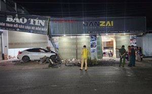 Clip: Xe con mất lái tông sập mái hiên nhà dân ở Lâm Đồng